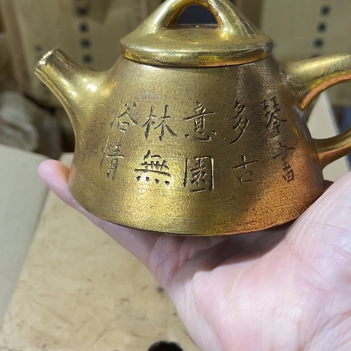 紫砂茶壶原矿泥料手工制作的一把紫砂壶。