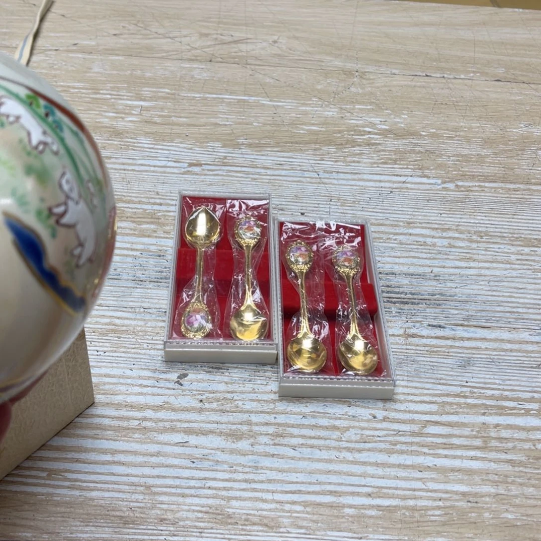 瓷片林*密密麻麻地排列着一个