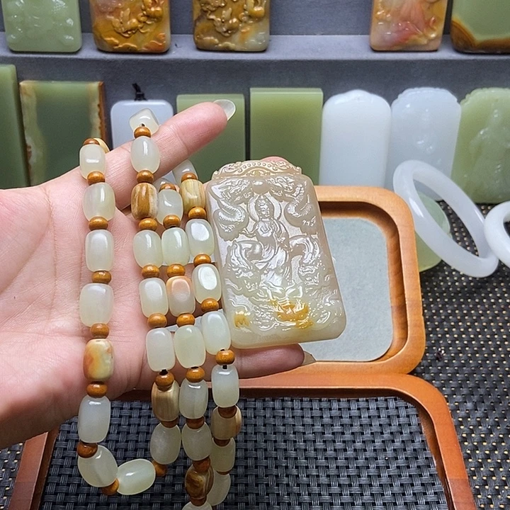 在***上新疆昆仑山脉料观音