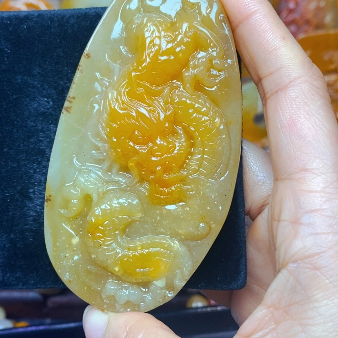 未镶嵌石英质玉（黄龙玉）颈饰