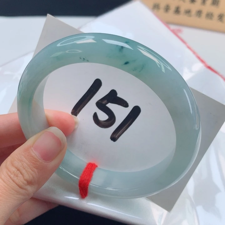 翡翠手镯未镶嵌飘花