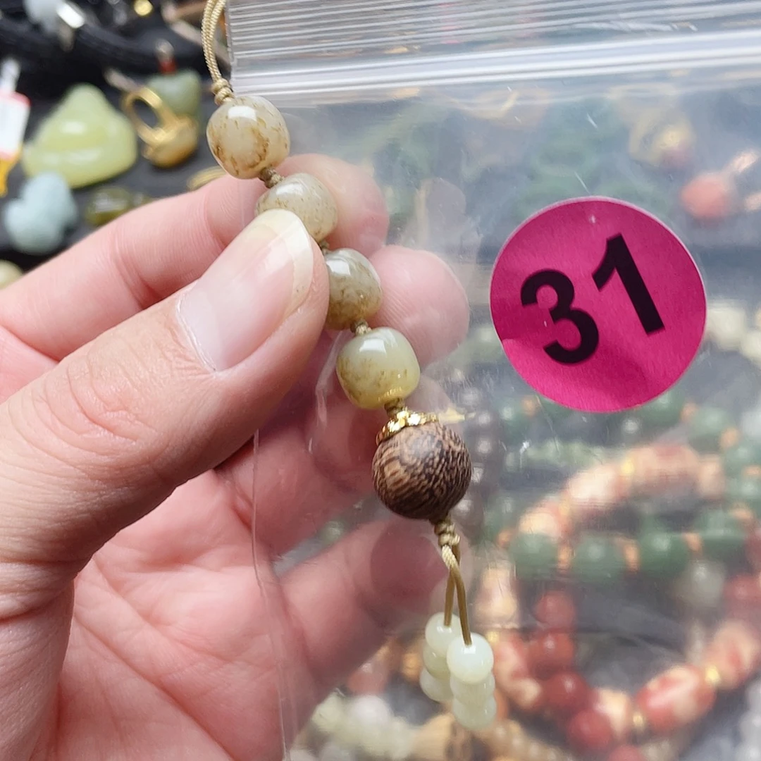 未镶嵌和田玉耳饰邵*奶吊坠