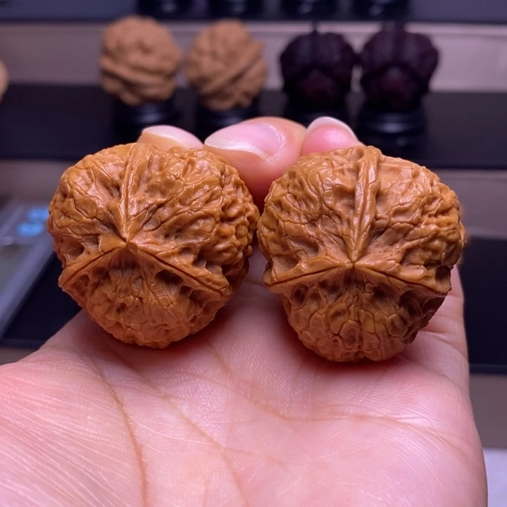 把件文玩核桃红宝石三楞33