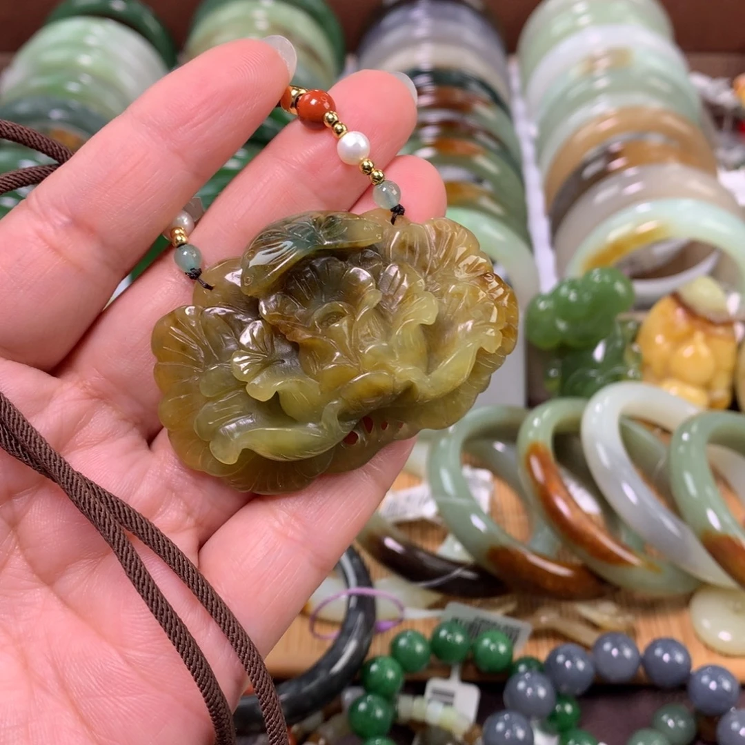 岫玉未镶嵌颈饰吊坠
