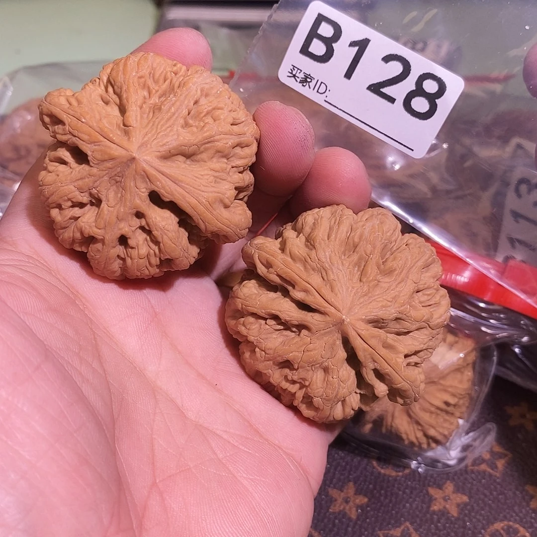 文玩核桃把件粗筋50尺。