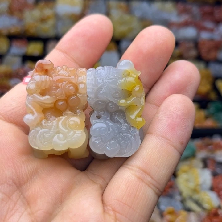 石英质玉（黄龙玉）未镶嵌颈饰