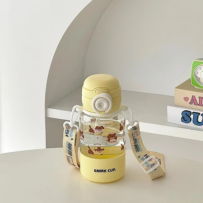 夏季儿童便携水杯女生高颜值大容量可爱背带便携学生吸管双饮杯子