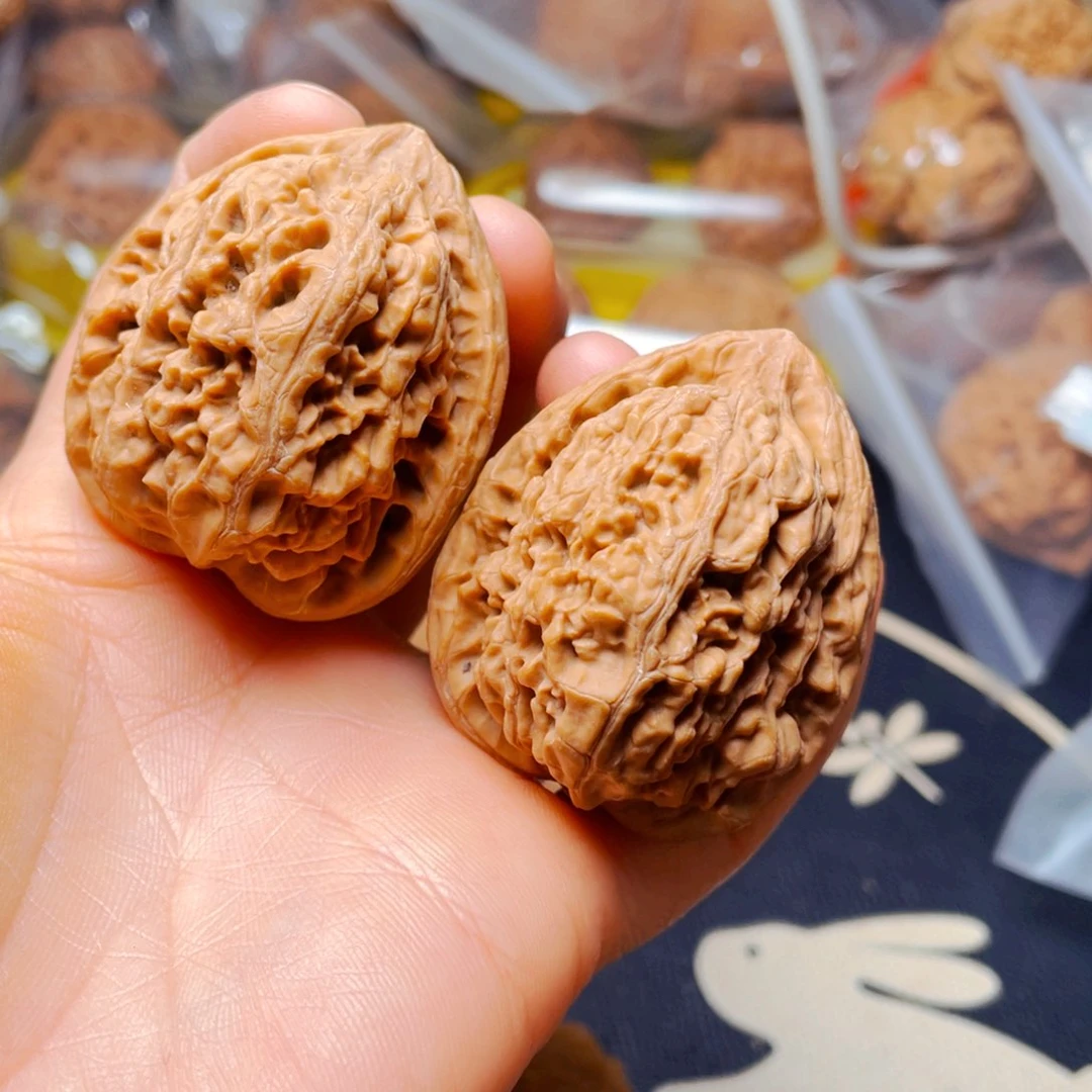 吊坠文玩核桃核尊一对