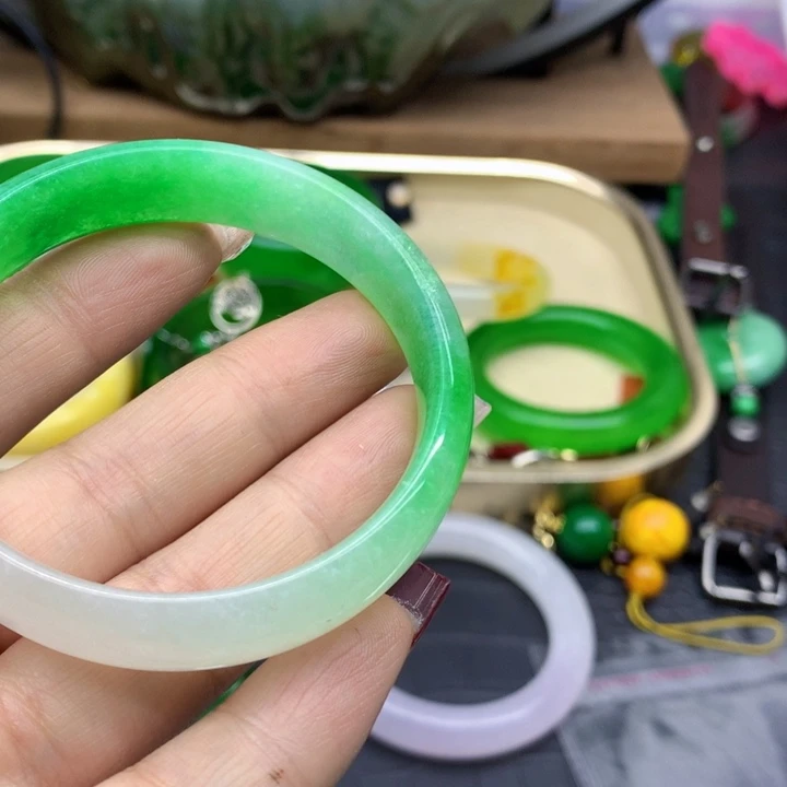 翡翠颈饰未镶嵌手镯