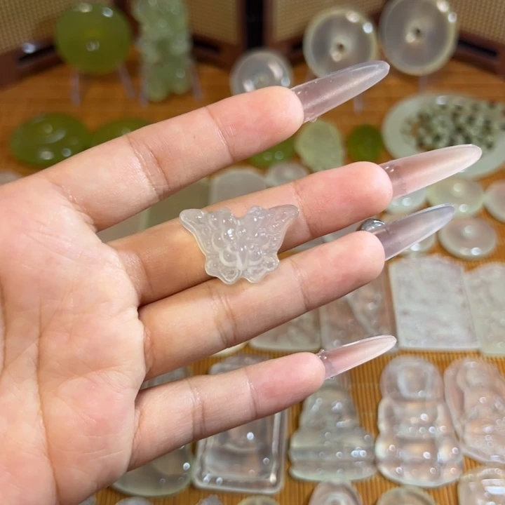 未镶嵌蛇纹石玉岫玉白冰挂件蝴蝶