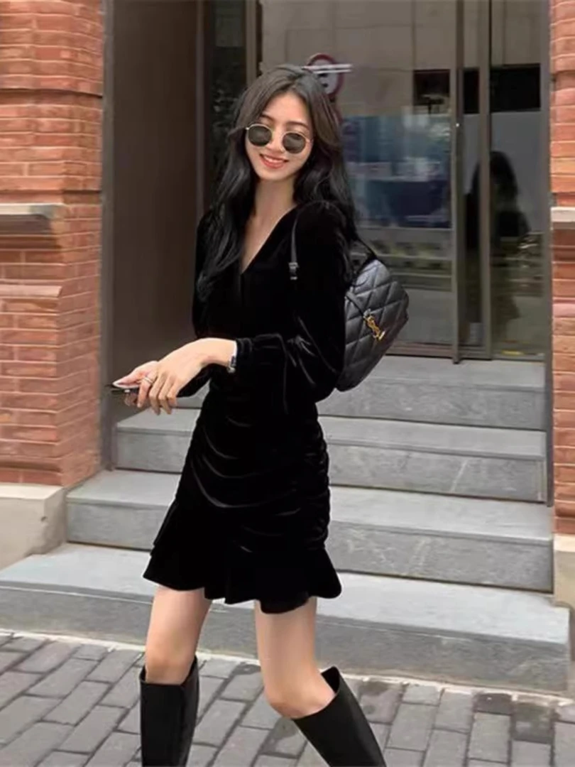 大码胖mm黑色V领赫本风修身显瘦收腰裙女秋冬季鱼尾金丝绒连衣裙