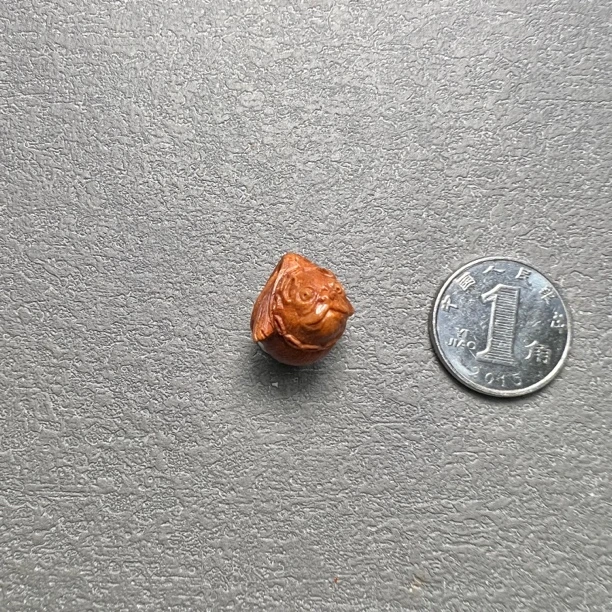 匠人吴【狗】编号20250028，法斗犬，一物一图，桃核纯手工雕刻