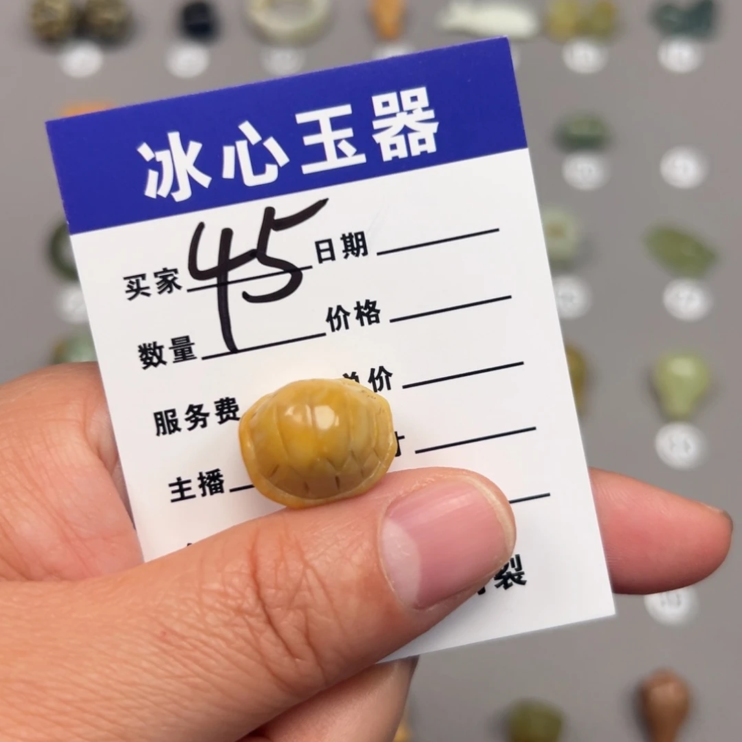 蛇纹石玉未镶嵌颈饰摄****少