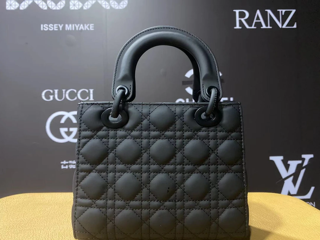 【六六高奢】2025时尚新款四格戴妃磨砂黑女手提包