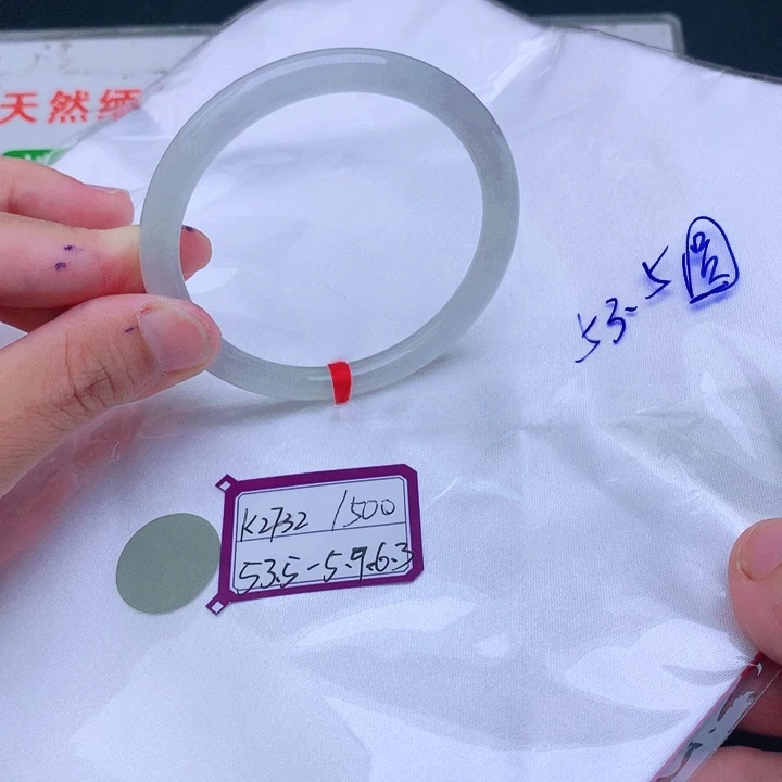 翡翠手镯未镶嵌翡翠