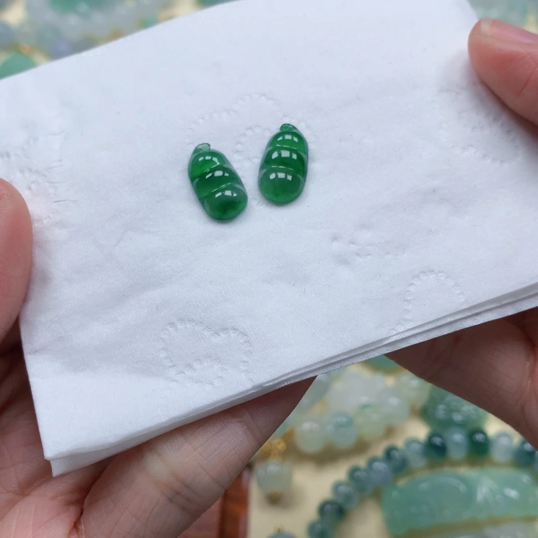 哆***咪翡翠未镶嵌颈饰是