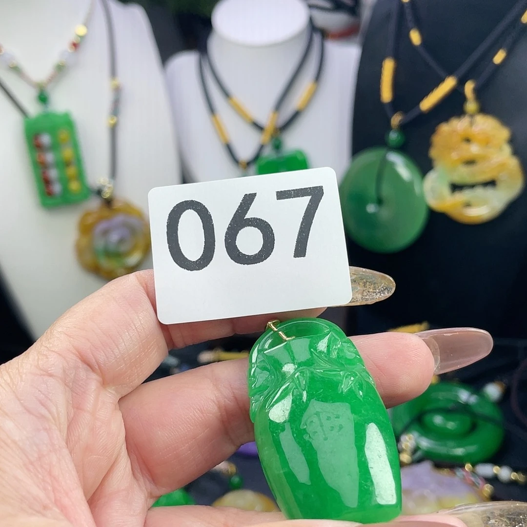 翡翠未镶嵌吊坠(赠链)