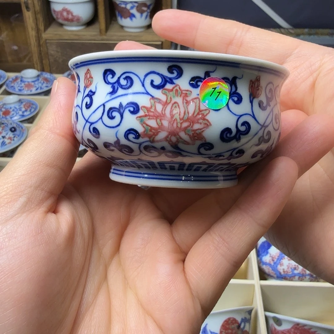 青花釉里红缠枝莲卢氏杯缩釉