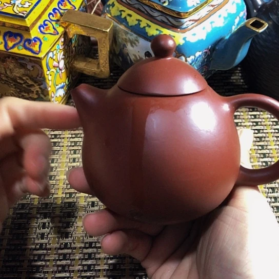 紫砂茶壶原矿泥料手工制作紫砂壶。