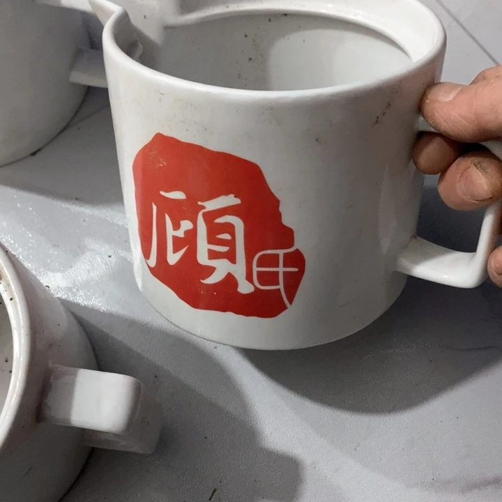 瓷片白瓷凉油壶一个