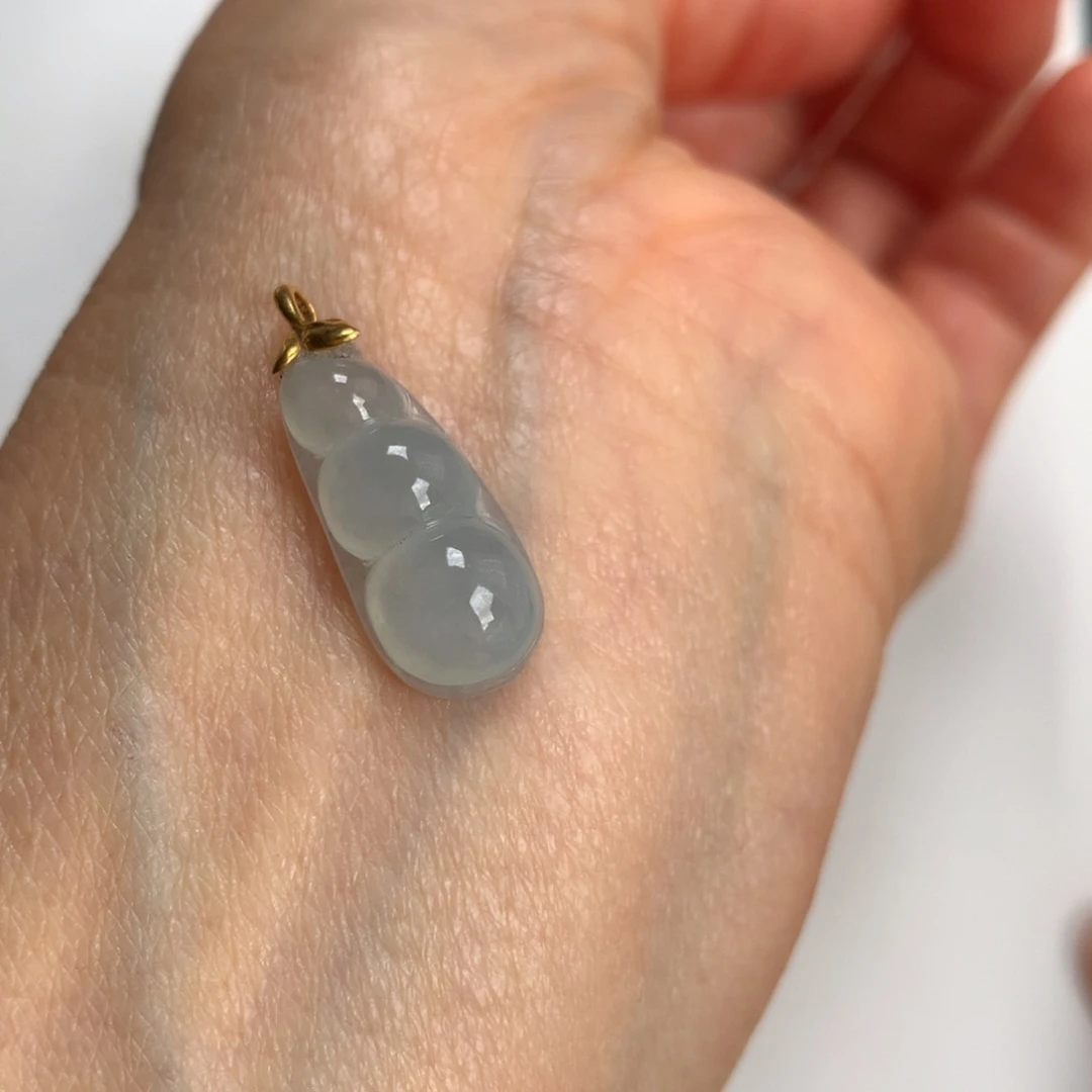 翡翠18K金镶嵌颈饰豆