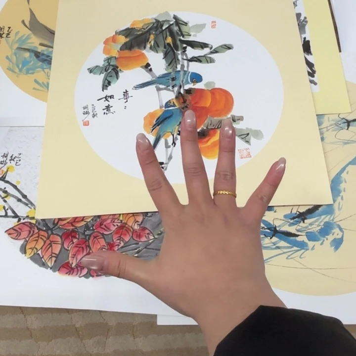 布***惠国画花鸟的翅膀是一个巨大的蝴蝶