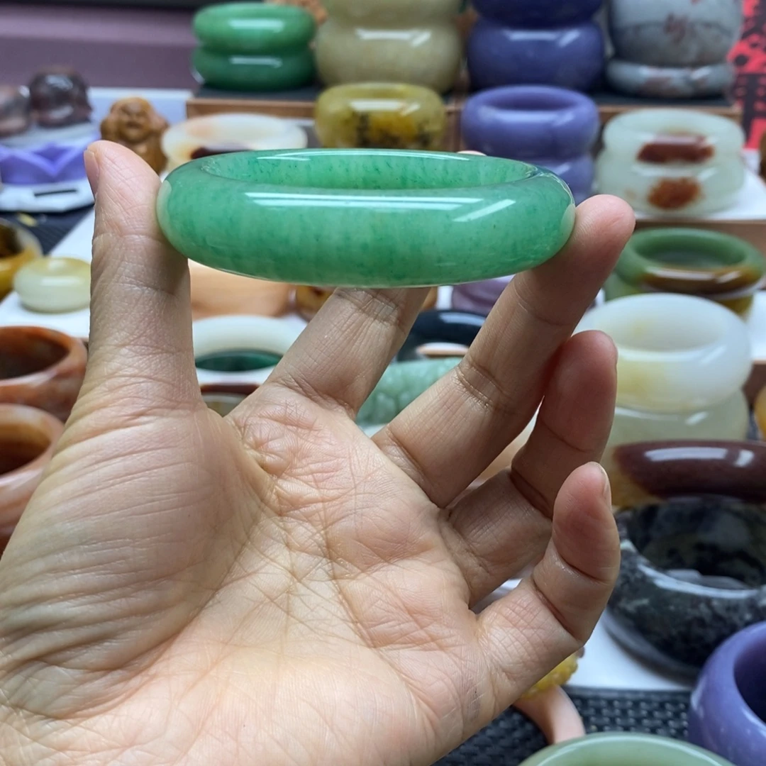 朱***.石英岩玉未镶嵌手镯