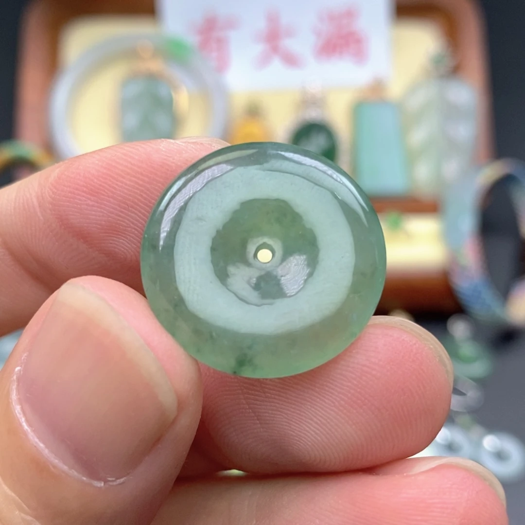 翡翠未镶嵌颈饰平安扣