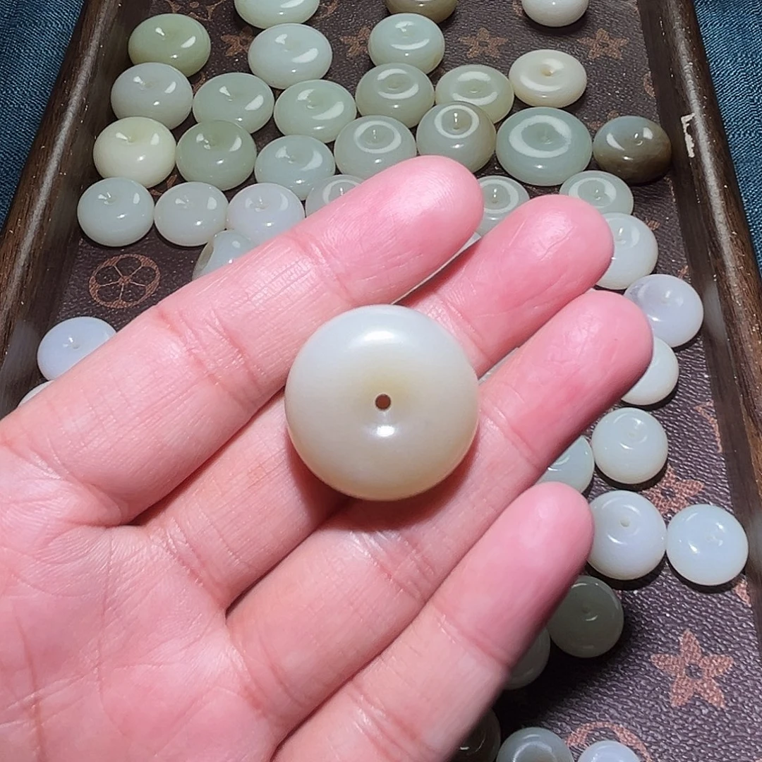 钨***刀和田玉未镶嵌颈饰