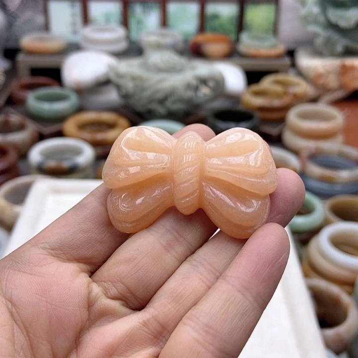 石英质玉手镯未镶嵌燕**?