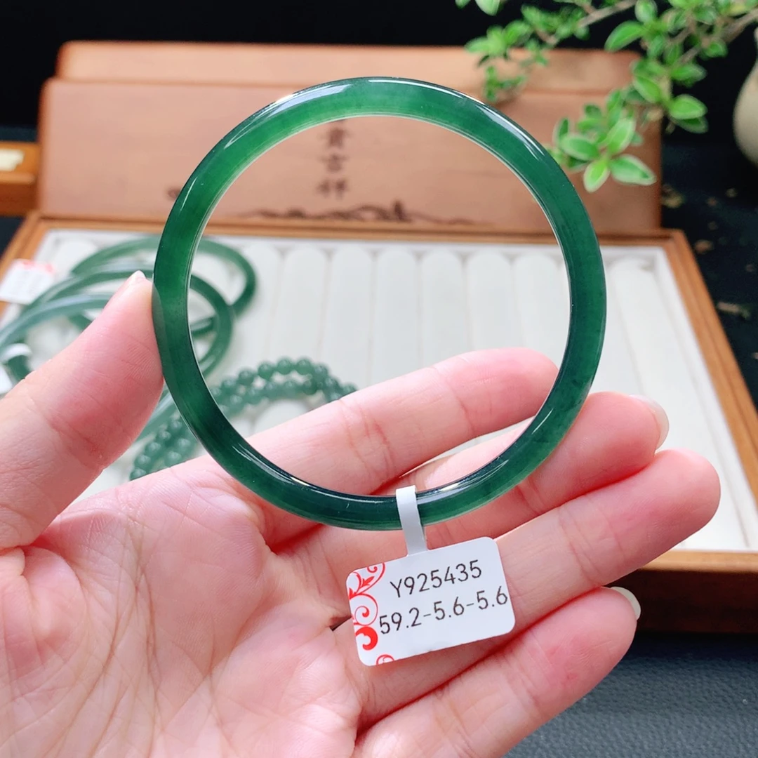翡翠未镶嵌手镯（圆镯）