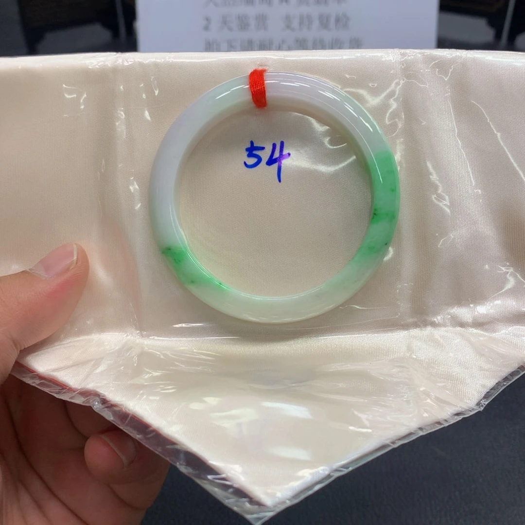 翡翠手镯未镶嵌翡翠手镯