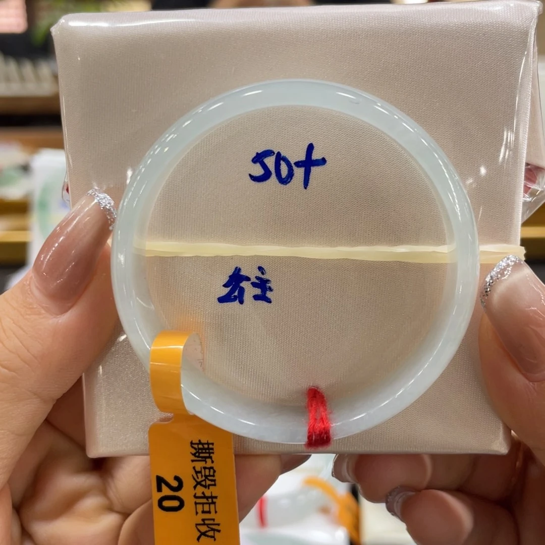 翡翠手镯未镶嵌翡翠