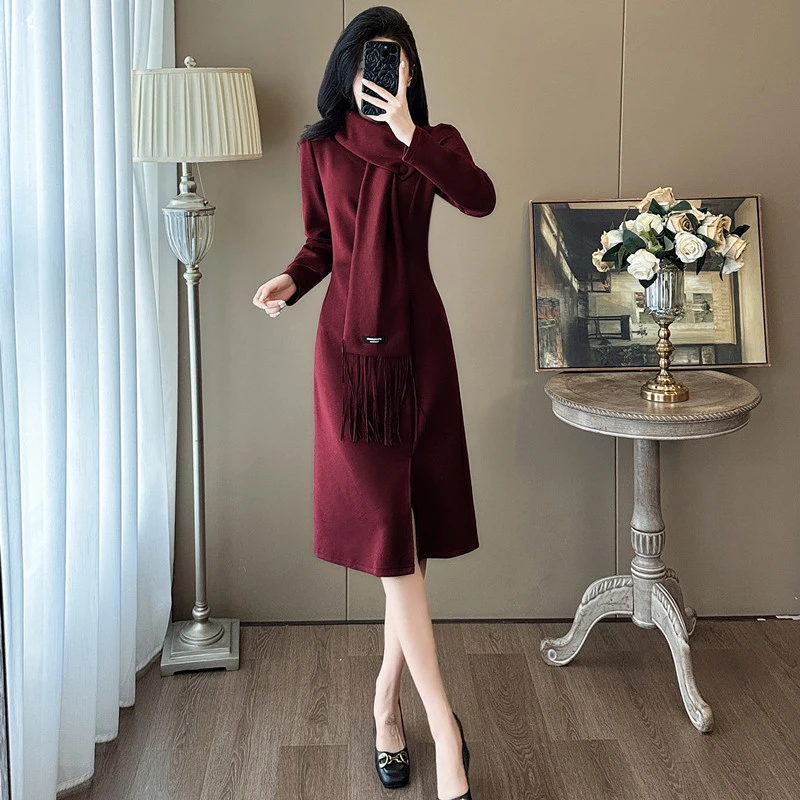 纳凡2025秋冬新款超显瘦连衣裙女气质优雅酒红高级感打底纯色裙子