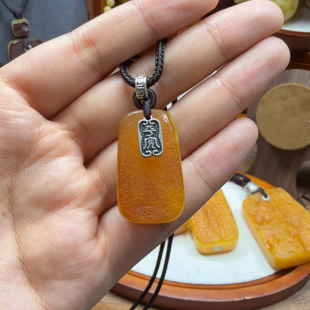 未镶嵌吊坠(赠链)琥珀