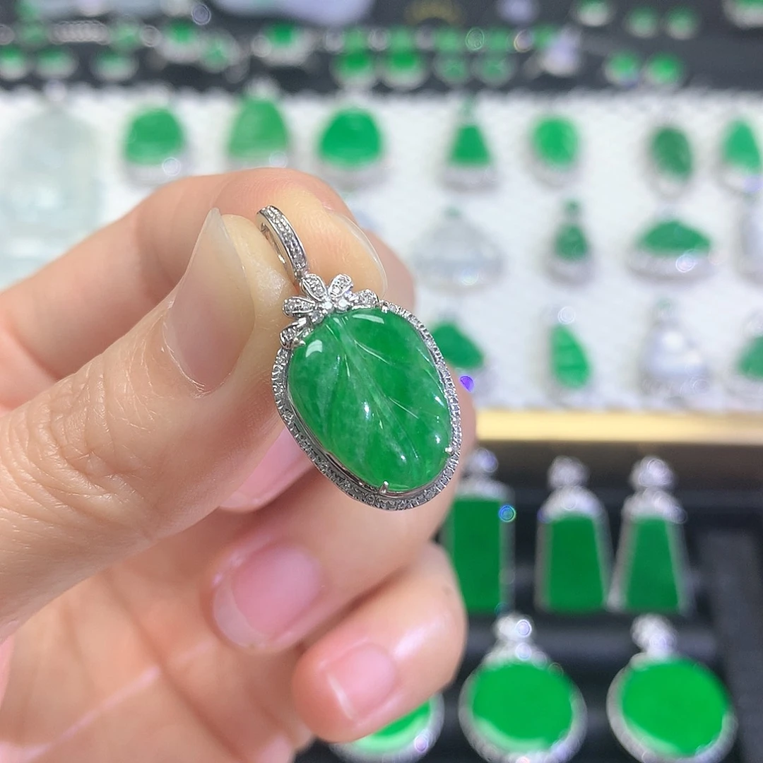 颈饰18K金镶嵌翡翠吊坠