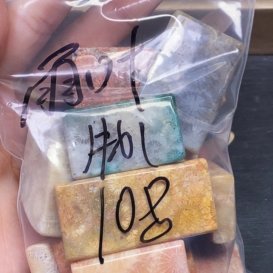 雨***叶查罗石合金颈饰吊坠