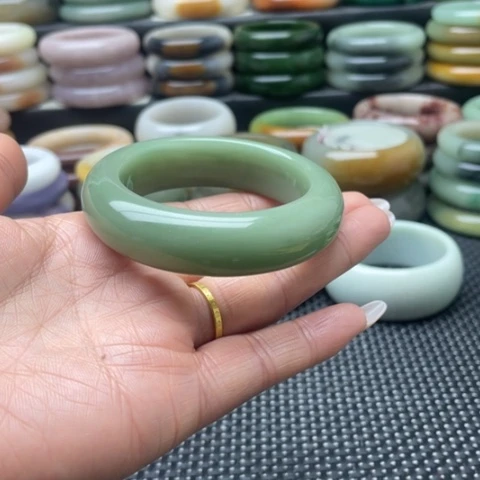 石英岩玉未镶嵌手镯