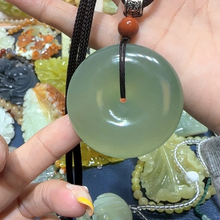 未镶嵌蛇纹石玉吊坠