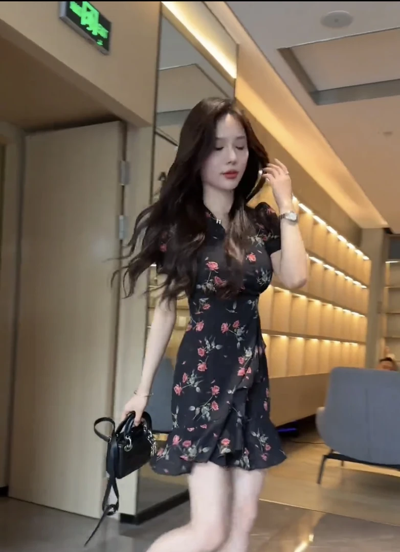 2025夏季新款时尚小花百搭连衣裙