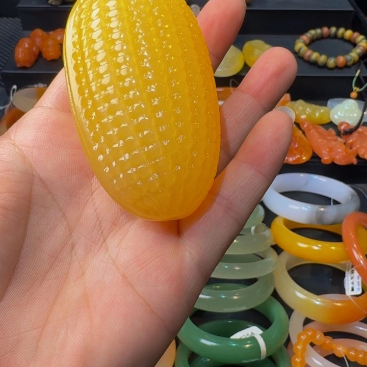 悦***己石英质玉（金丝玉）未镶嵌颈饰手把玉米