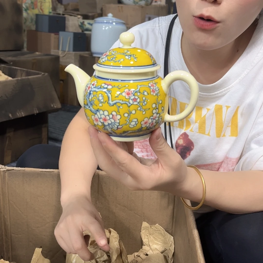 摆件////景德镇陶瓷器。黄