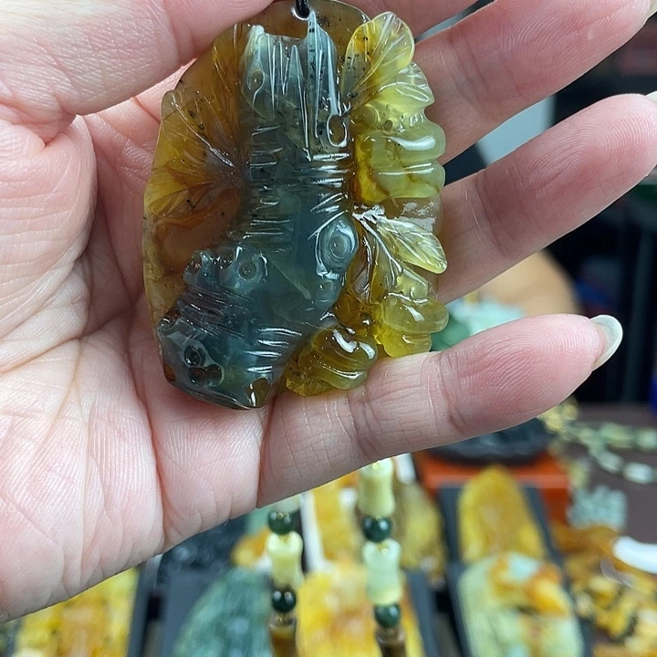 蛇纹石玉未镶嵌颈饰