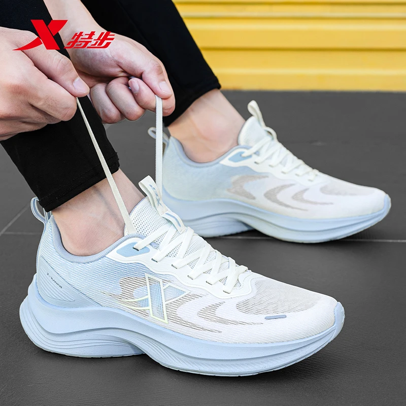 特步男鞋官方正品运动鞋秋季新款网面透气休闲鞋轻便减震跑步鞋男