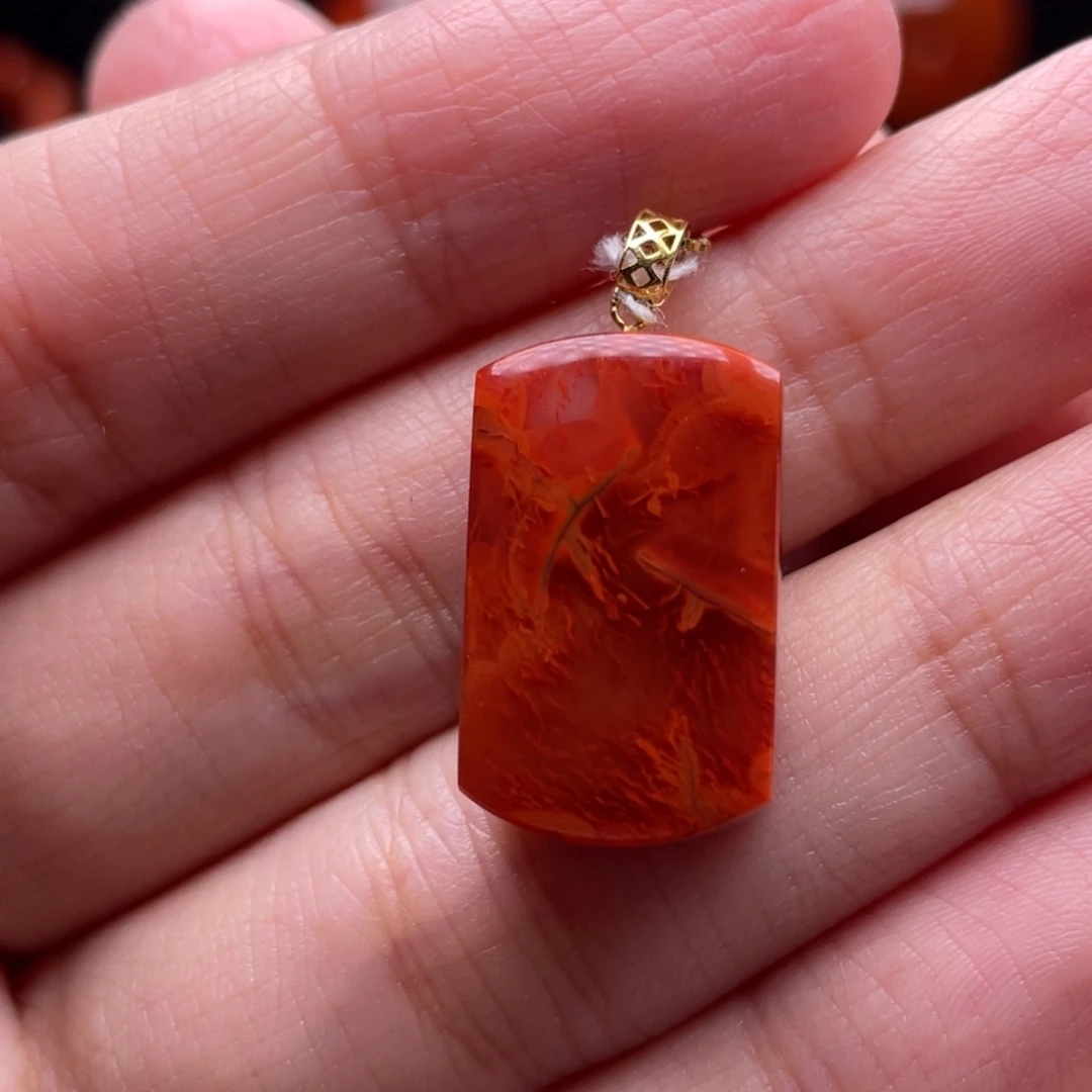 南红玛瑙18K金镶嵌珠宝奇石无事牌吊坠