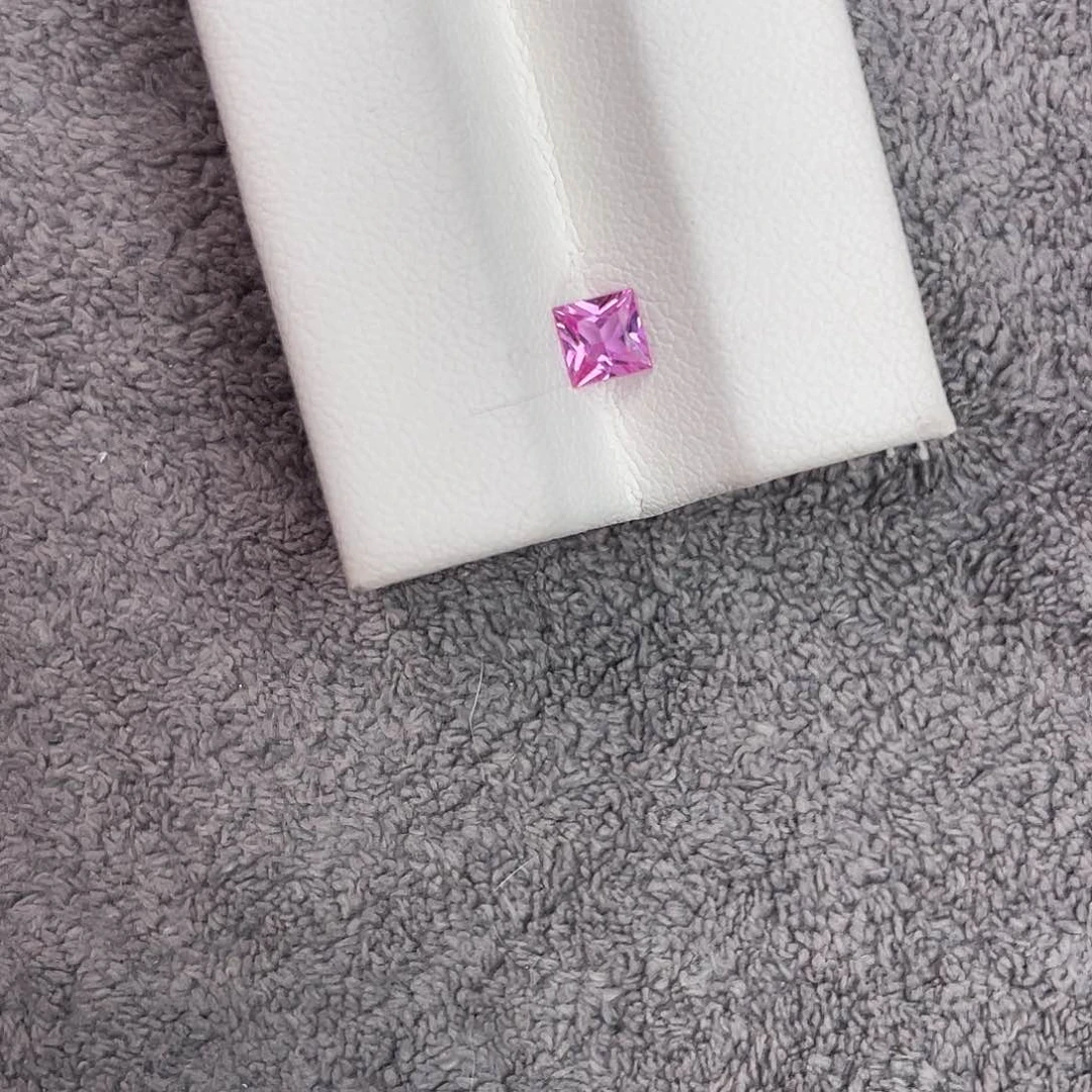 蓝宝石裸石未镶嵌瞅*0.415Ct。