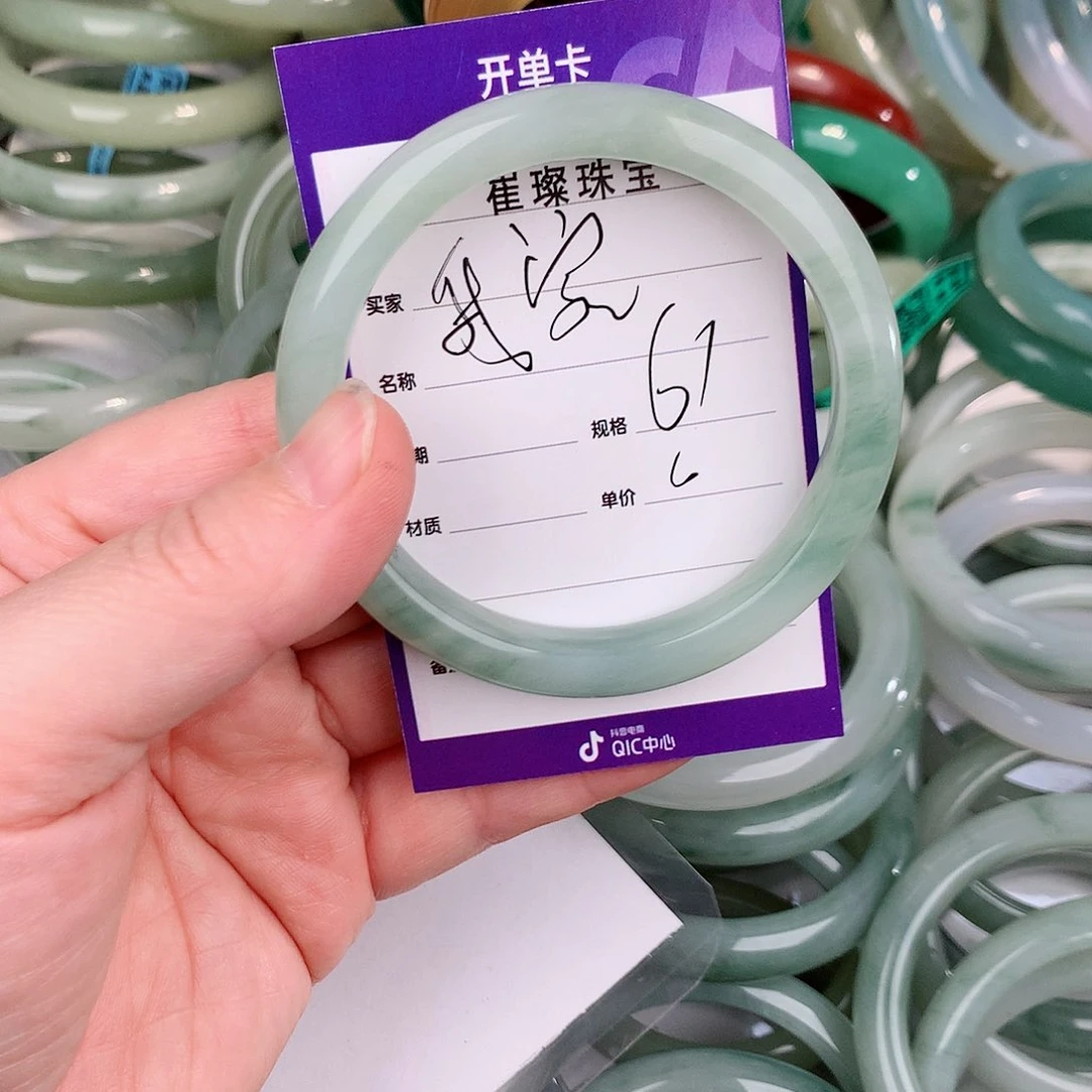 未镶嵌手镯石英质玉（金丝玉）我****?