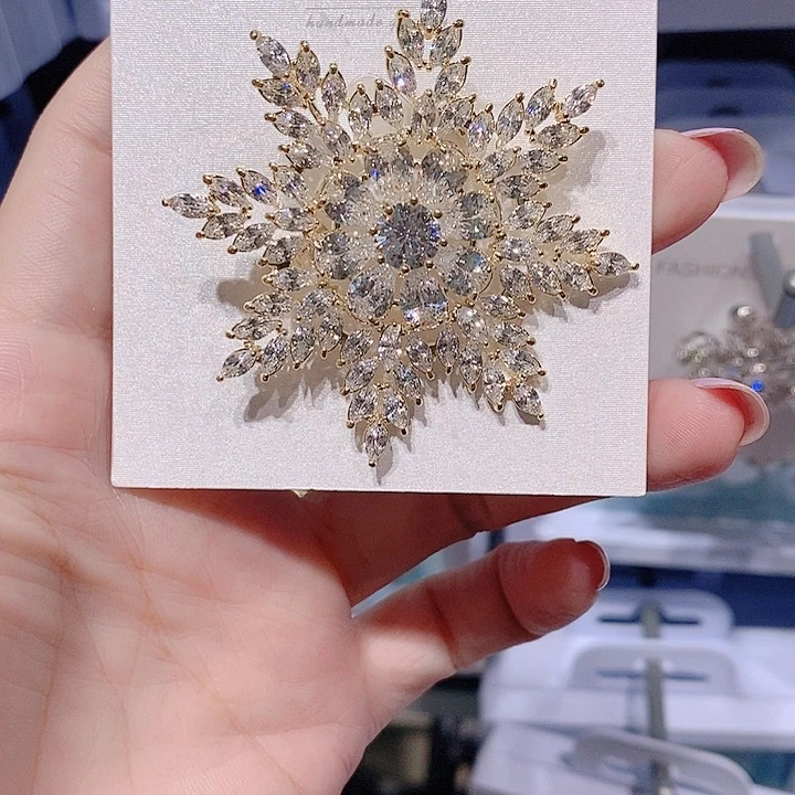锆石铜合金雪花胸针