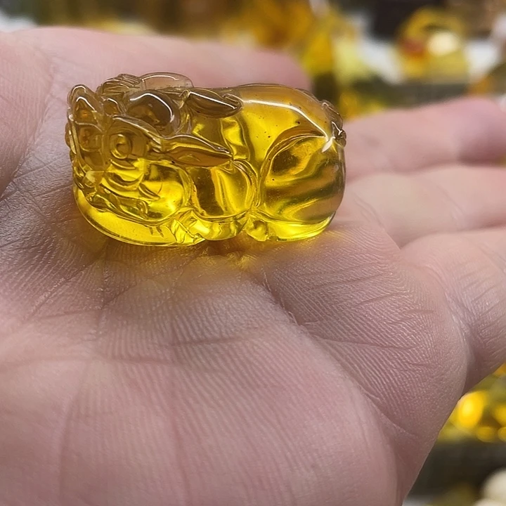 琥珀未镶嵌裸石貔貅