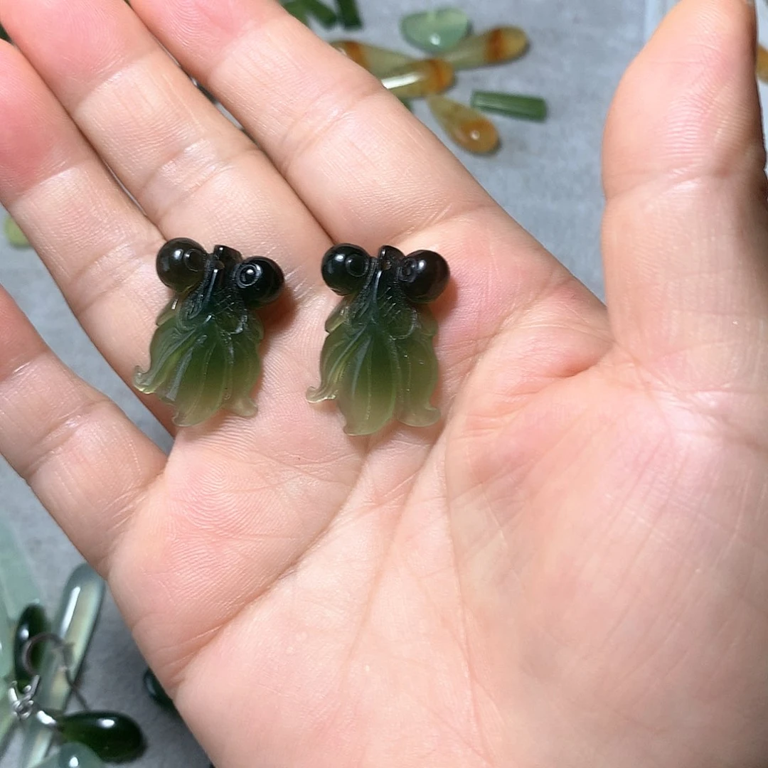 蛇纹石玉未镶嵌耳环